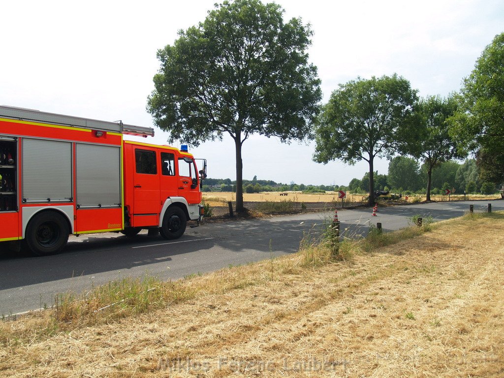 Bodenfeuer ausgeloest durch Strohballenpresse Koeln Holweide Colonia Allee P29.JPG